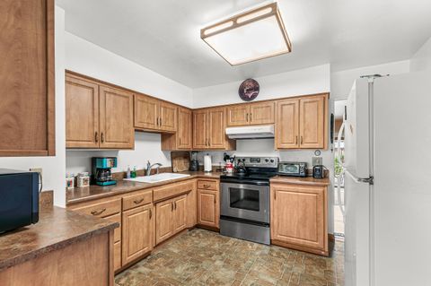 Tiny photo for 925 Winchester Avenue, Medford, OR 97501 (MLS # 220213582)