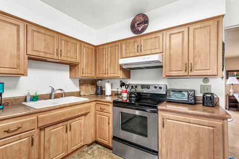 Tiny photo for 925 Winchester Avenue, Medford, OR 97501 (MLS # 220213582)