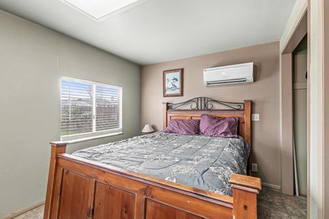 Tiny photo for 925 Winchester Avenue, Medford, OR 97501 (MLS # 220213582)