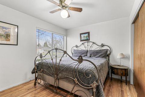 Tiny photo for 925 Winchester Avenue, Medford, OR 97501 (MLS # 220213582)