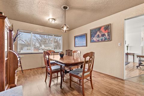 Tiny photo for 925 Winchester Avenue, Medford, OR 97501 (MLS # 220213582)