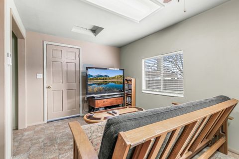 Tiny photo for 925 Winchester Avenue, Medford, OR 97501 (MLS # 220213582)