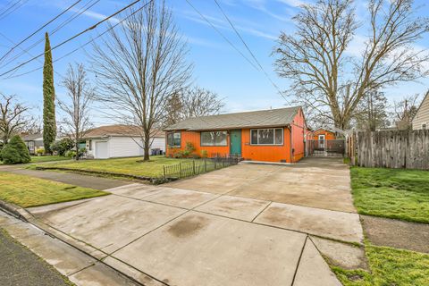 Tiny photo for 925 Winchester Avenue, Medford, OR 97501 (MLS # 220213582)