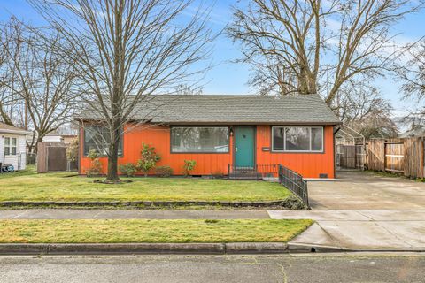 Tiny photo for 925 Winchester Avenue, Medford, OR 97501 (MLS # 220213582)