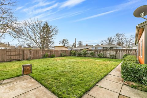 Tiny photo for 925 Winchester Avenue, Medford, OR 97501 (MLS # 220213582)