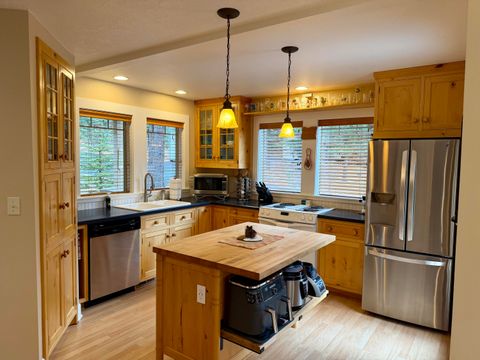 Tiny photo for 53509 Kokanee Way, La Pine, OR 97739 (MLS # 220215708)