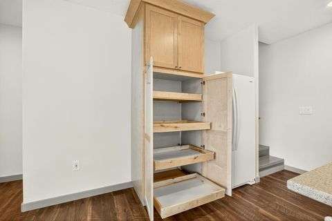 Tiny photo for 330 E Fir Street, Jacksonville, OR 97530 (MLS # 220214805)