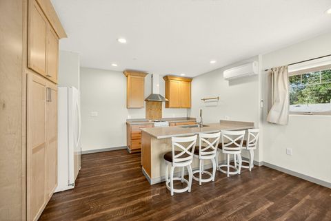 Tiny photo for 330 E Fir Street, Jacksonville, OR 97530 (MLS # 220214805)