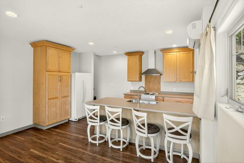 Tiny photo for 330 E Fir Street, Jacksonville, OR 97530 (MLS # 220214805)