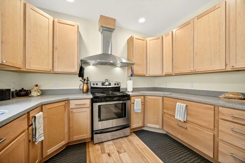 Tiny photo for 330 E Fir Street, Jacksonville, OR 97530 (MLS # 220214805)