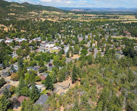 Tiny photo for 330 E Fir Street, Jacksonville, OR 97530 (MLS # 220214805)