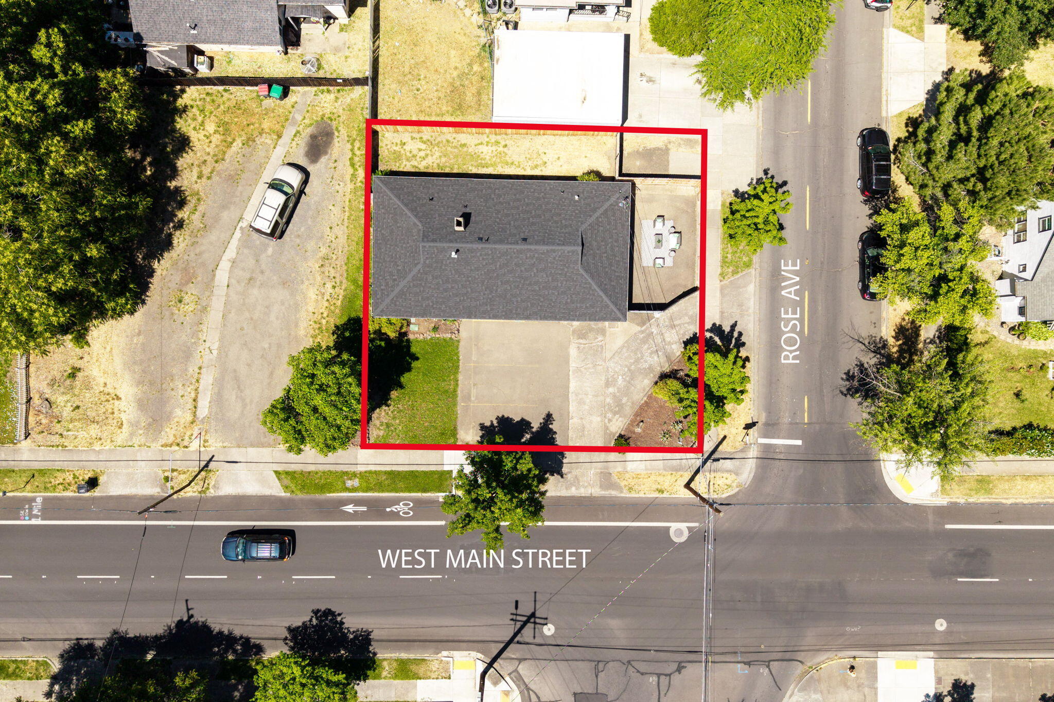 Main image without alt text