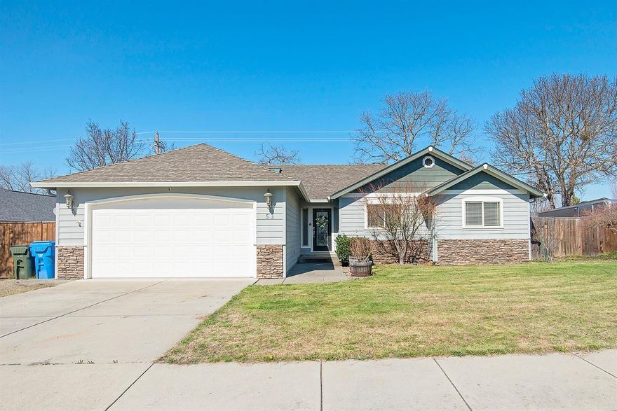 Come see this incredible home that is not in an HOA, the overlooks the Eagle Point Country Club. Enjoy the great location without the HOA fees. This 3 bedrooms 2 full bath home offers 1544 sqft of living space for you and the family. The home features new and updated appliances. Located on a quiet cul-de-sac, the home sits on a large .19 acre lot with RV parking. It is in a very desirable neighborhood in Eagle Point with views of the Golf Course and Mountains.