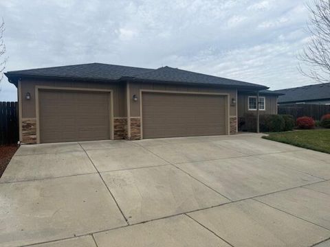 Tiny photo for 3443 Agate Meadows Mdws, White City, OR 97503 (MLS # 220215376)