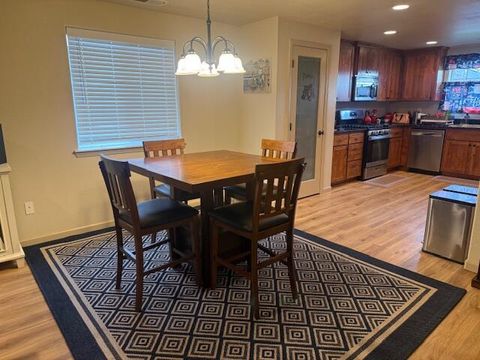 Tiny photo for 3443 Agate Meadows Mdws, White City, OR 97503 (MLS # 220215376)