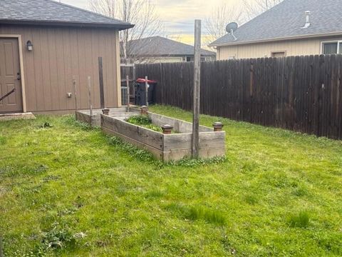 Tiny photo for 3443 Agate Meadows Mdws, White City, OR 97503 (MLS # 220215376)