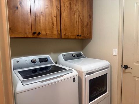 Tiny photo for 3443 Agate Meadows Mdws, White City, OR 97503 (MLS # 220215376)