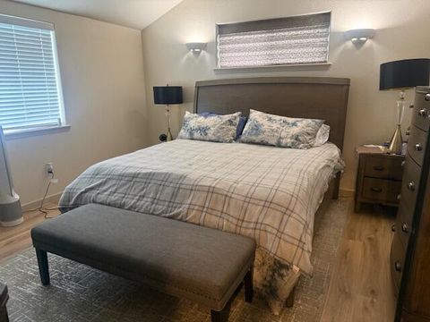 Tiny photo for 3443 Agate Meadows Mdws, White City, OR 97503 (MLS # 220215376)