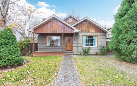 Photo of 418 NE 11th Street, Grants Pass, OR 97526 (MLS # 220212323)