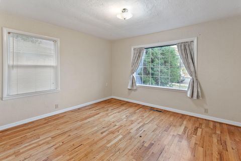 Tiny photo for 418 NE 11th Street, Grants Pass, OR 97526 (MLS # 220212323)