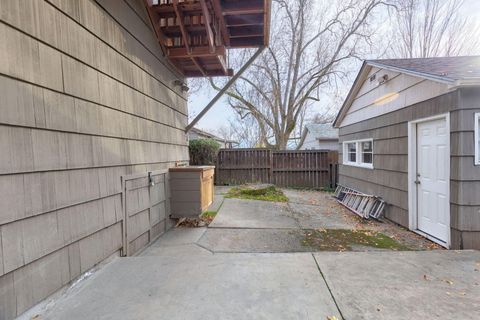 Tiny photo for 418 NE 11th Street, Grants Pass, OR 97526 (MLS # 220212323)