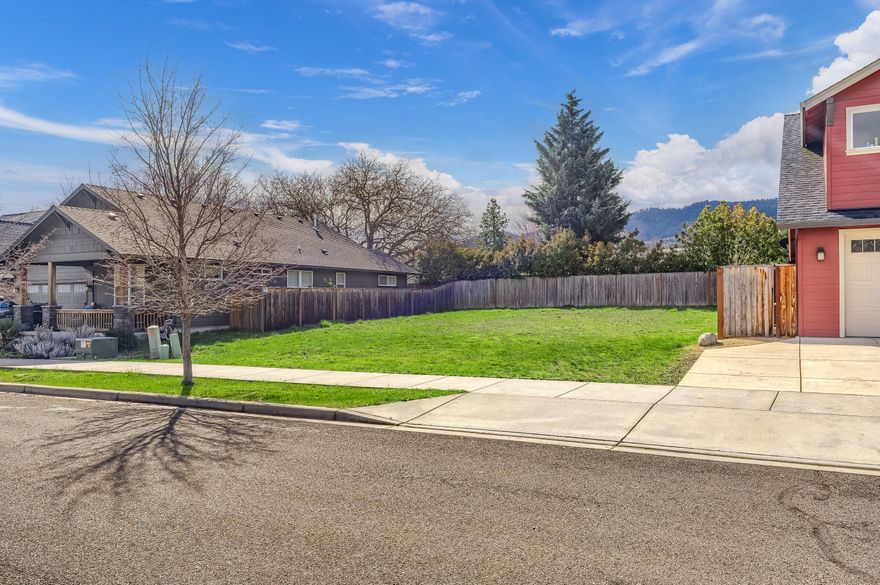 Rare opportunity to own a level building lot that is close to downtown, the Railroad District and North Mountain Park. Buyer to do due diligence with city and research CCRs to determine building codes and options.