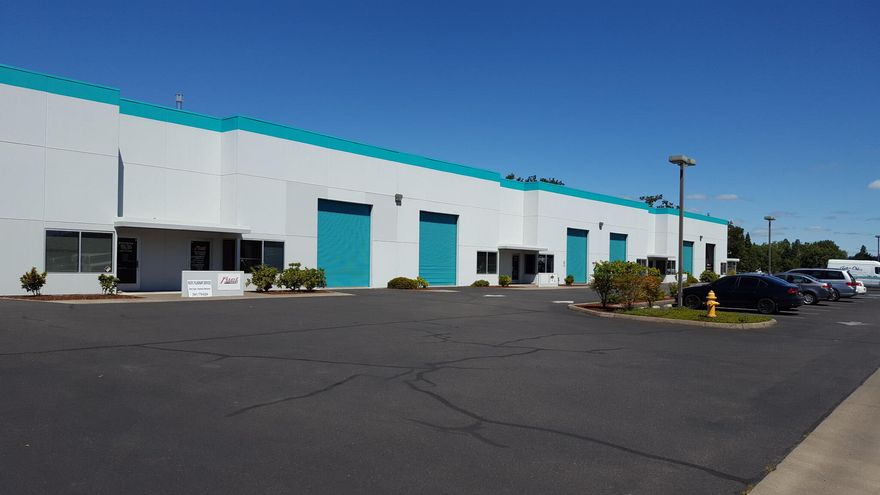 First class flex warehouse/ office space in premium location. Close to I5 and Jackson county Airport. 

Approx. 1,200sf warehouse. 3 phase power. Common parking for complex, no yard space.
