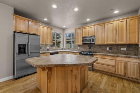 Tiny photo for 161 SE Rice Way, Bend, OR 97702 (MLS # 220215259)
