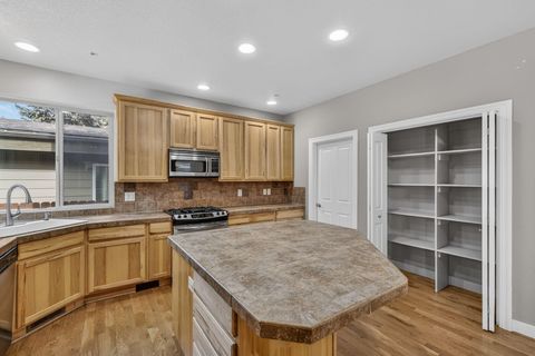 Tiny photo for 161 SE Rice Way, Bend, OR 97702 (MLS # 220215259)