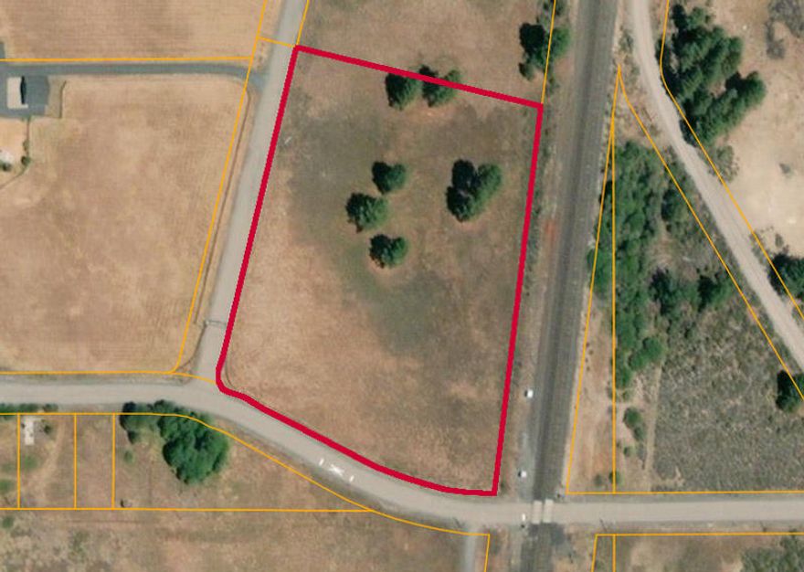 Pine Ridge Ranches private gated community has Williamson River common area access for premier fly fishing. Minimum 1,600sqft Stick Built homes, HOA annual fees $265.00, CC&Rs, and county septic approval. Includes 2 adjacent 5 acres lots for the 3 totaling a 15 acre total ranchette! Buy 1, 2, or all 3.