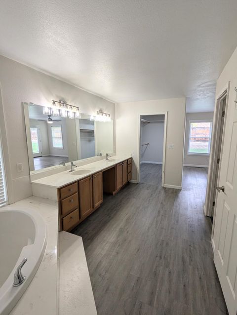 Tiny photo for 893 Rosemont Court, Klamath Falls, OR 97603 (MLS # 220211594)