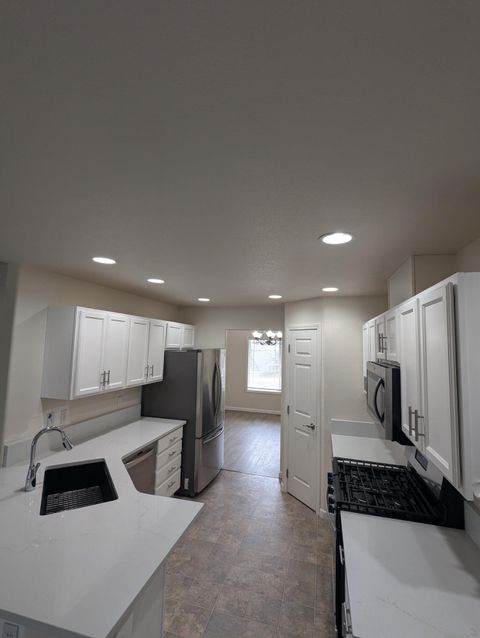 Tiny photo for 893 Rosemont Court, Klamath Falls, OR 97603 (MLS # 220211594)