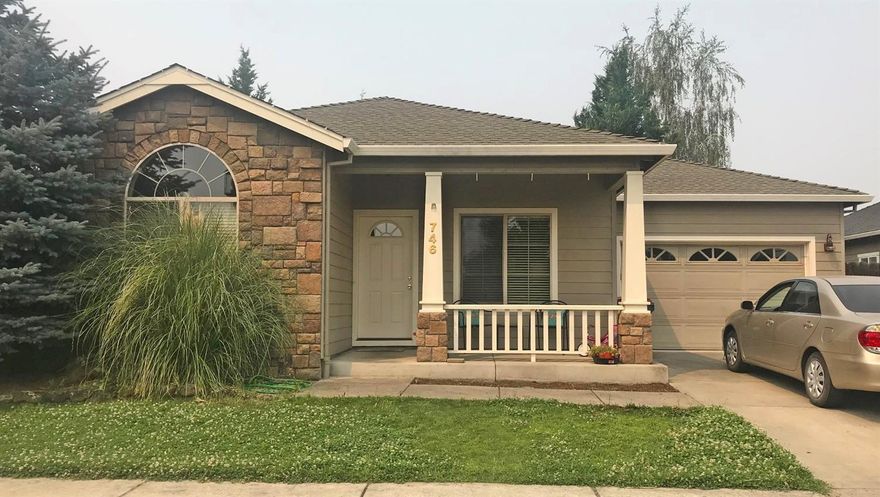 You'll love this contemporary single level home located right next to Cascade Meadows Park within a great family friendly neighborhood. The split floor plan offers a large and inviting living room with tray ceilings, spacious kitchen & breakfast nook/dining space with lots of natural light. The sizable master suite offers a big walk in closet, double vanity & even a jetted tub! Backyard is fully fenced and private, perfect for BBQs and entertaining! Don't miss out on this gem!