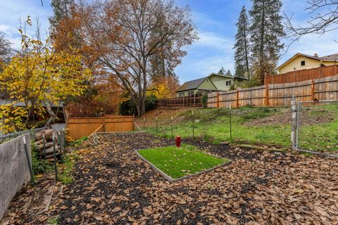 Tiny photo for 600 NW Elm Street, Grants Pass, OR 97526 (MLS # 220212192)