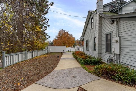 Tiny photo for 600 NW Elm Street, Grants Pass, OR 97526 (MLS # 220212192)