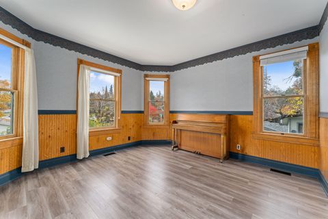 Tiny photo for 600 NW Elm Street, Grants Pass, OR 97526 (MLS # 220212192)