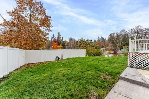 Tiny photo for 600 NW Elm Street, Grants Pass, OR 97526 (MLS # 220212192)