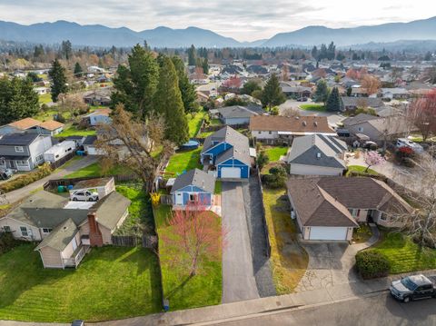 Photo of 1055 SW Kokanee Lane, Grants Pass, OR 97527 (MLS # 220217145)