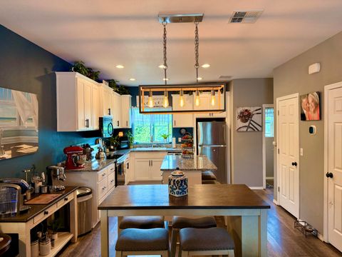 Tiny photo for 1827 SW Hungry Hill Drive, Grants Pass, OR 97527 (MLS # 220220125)