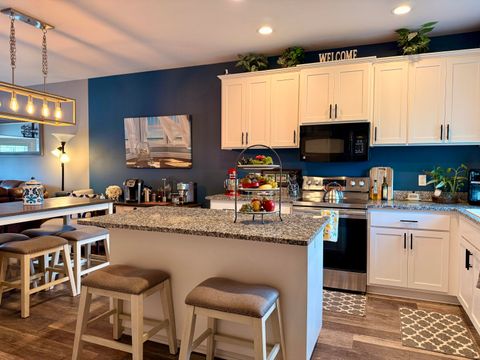 Tiny photo for 1827 SW Hungry Hill Drive, Grants Pass, OR 97527 (MLS # 220220125)