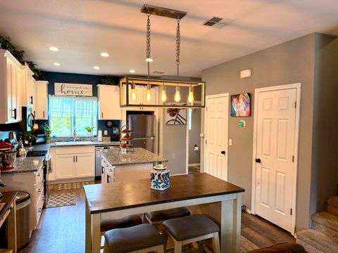 Tiny photo for 1827 SW Hungry Hill Drive, Grants Pass, OR 97527 (MLS # 220220125)