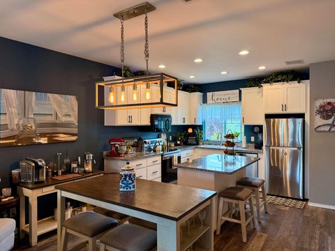 Tiny photo for 1827 SW Hungry Hill Drive, Grants Pass, OR 97527 (MLS # 220220125)