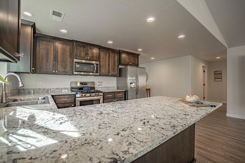 Tiny photo for 712 Nottingham Terrace, Eagle Point, OR 97524 (MLS # 220211825)