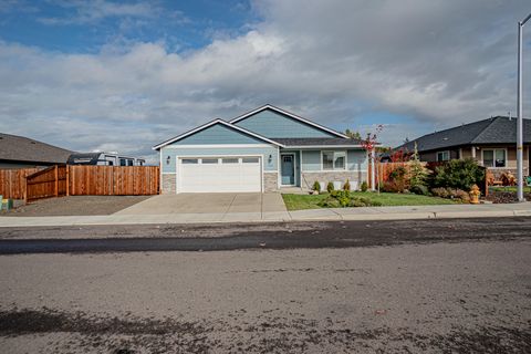 Photo of 712 Nottingham Terrace, Eagle Point, OR 97524 (MLS # 220211825)