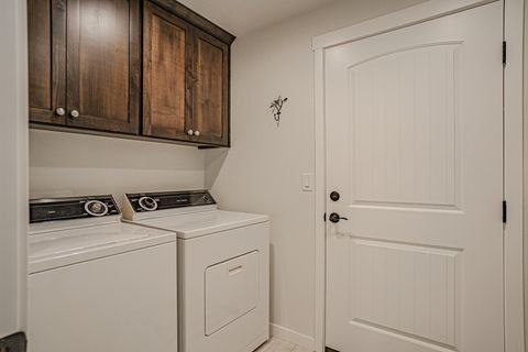 Tiny photo for 712 Nottingham Terrace, Eagle Point, OR 97524 (MLS # 220211825)