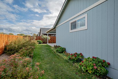 Tiny photo for 712 Nottingham Terrace, Eagle Point, OR 97524 (MLS # 220211825)