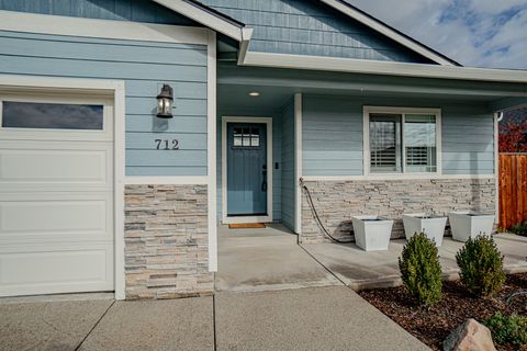 Tiny photo for 712 Nottingham Terrace, Eagle Point, OR 97524 (MLS # 220211825)