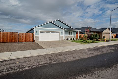 Tiny photo for 712 Nottingham Terrace, Eagle Point, OR 97524 (MLS # 220211825)