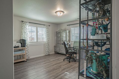 Tiny photo for 712 Nottingham Terrace, Eagle Point, OR 97524 (MLS # 220211825)