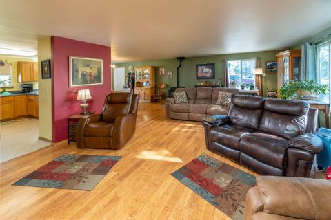 Tiny photo for 5128 SE Sioux Loop, Prineville, OR 97754 (MLS # 220219428)